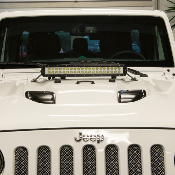 Halter für 20" Led-Lightbars  auf der Motorhaube