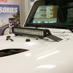 Halter für 20" Led-Lightbars  auf der Motorhaube