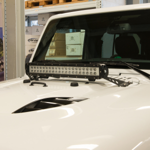 Halter für 20" Led-Lightbars  auf der Motorhaube Jeep JK 07-18